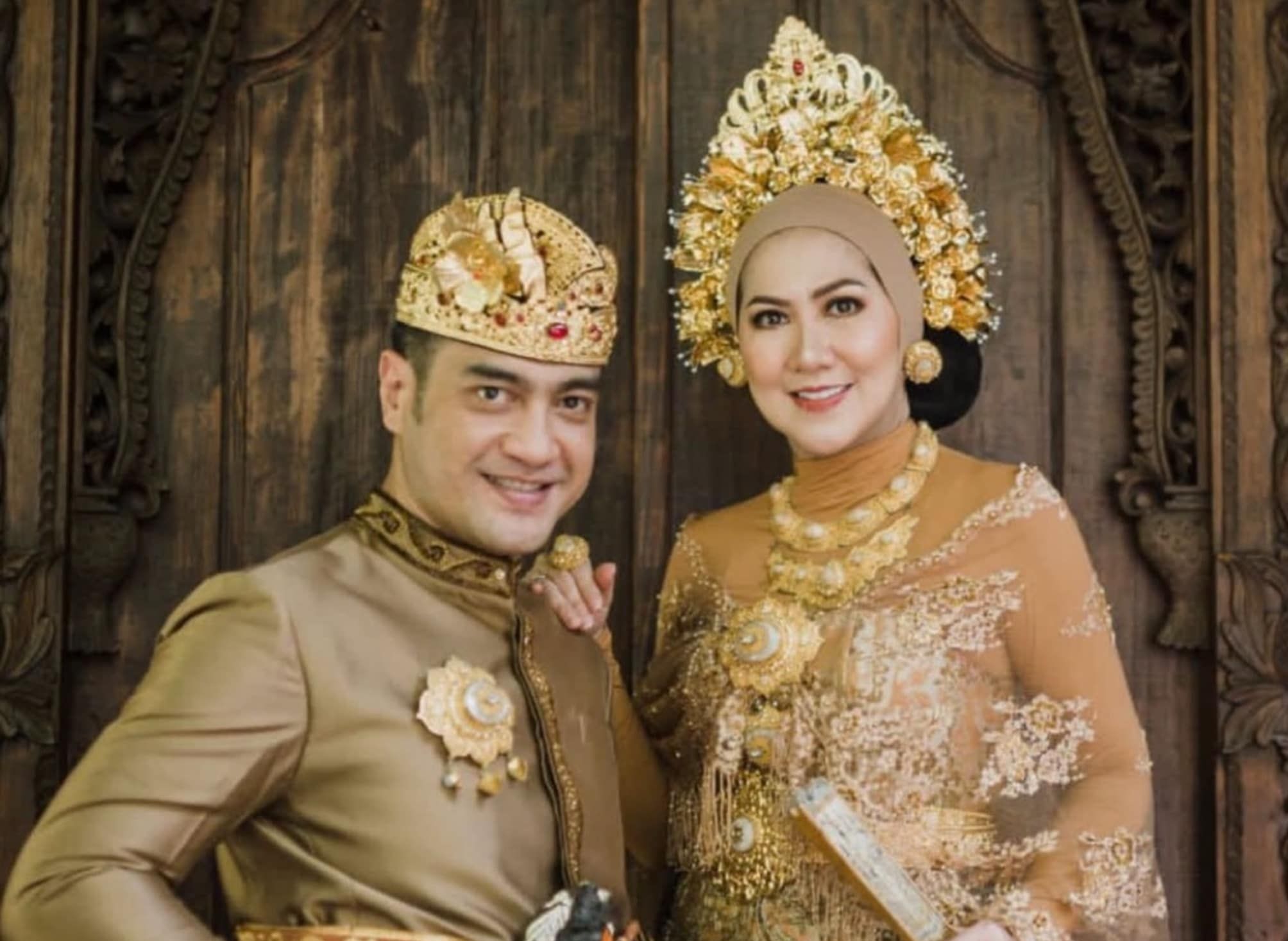 Venna Melinda laporkan sang suami, Ferry Irawan atas dugaan kasus KDRT. Kejadian bermula dari cek-cok di hotel.