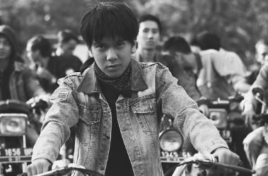 Digantikan oleh Arbani Yasiz sebagai pemeran utama, ini alasan Iqbaal Ramadhan tak lagi jadi Dilan di film Ancika 1995.