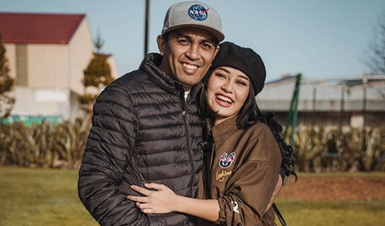 Kepergian Glenn Fredly masih meninggalkan duka bagi Mutia Ayu. Setelah 2 tahun kepergiannya, Mutia Ayu ceritakan sisi romantis Glenn