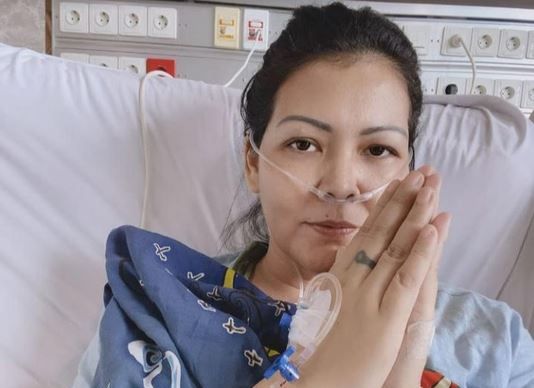 Melanie Subono yang sejak belasan hari lalu dirawat di rumah sakit akibat tumor, kini sudah diizinkan pulang. Tampak ia pakai kursi roda.
