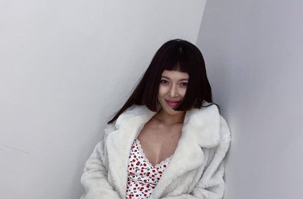 Inspirasi gaya rambut hime cut kini kembali trending di kalangan idol K-Pop pada tahun 2021. Seperti apa penampilan mereka dengan gaya hime cut?