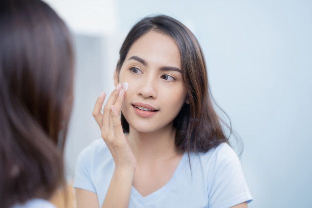 Bolehkah kita memakai krim malam untuk pagi hari? Sebelum kamu mencoba, lebih baik simak fakta berikut demi menjaga kesehatan kulit wajah!