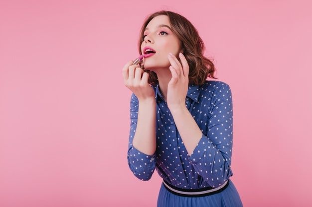 Lipstik bisa membuat penampilan make up kita makin sempurna. Perhatikan cara ini untuk mengaplikasikan lipstik.