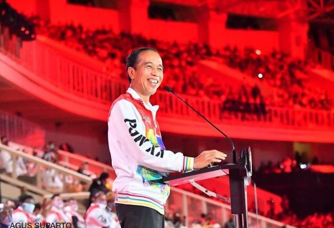 Presiden Joko Widodo resmi membuka PON XX Papua dengan ikut bermain bola dengan para atlet asal Papua.