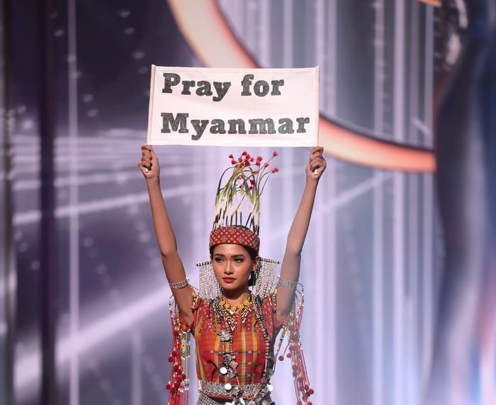 Miss Myanmar dinobatkan sebagai best national costume sembari membawa tulisan 