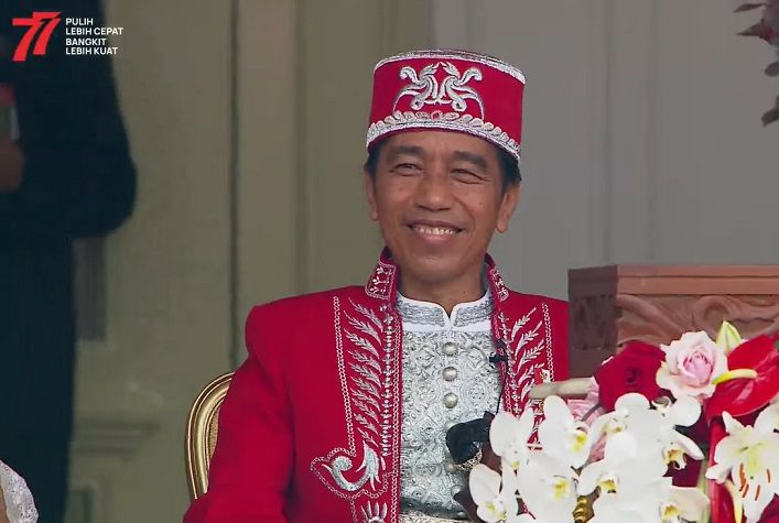 Presiden Joko Widodo tersenyum bahagia selama penampilan Farel Pragoya bawakan lagu Ojo Dibandingke.