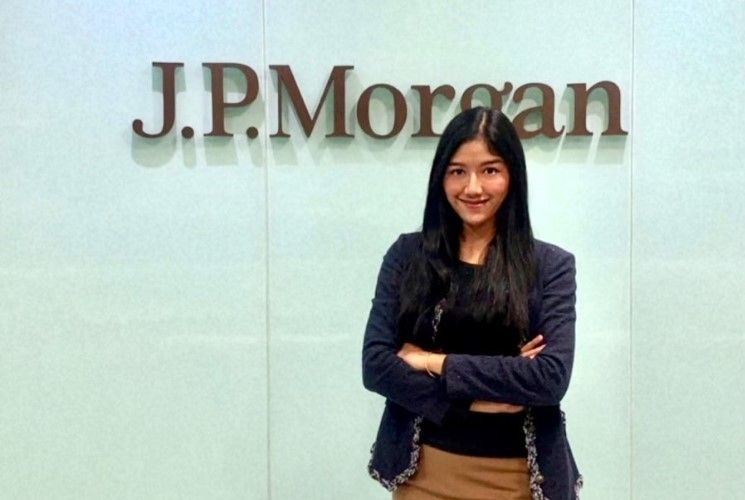 Erina Gudono bekerja sebagai finance analyst. Apa pendidikan dan kemampuan yang dibutuhkan seorang finance analyst?