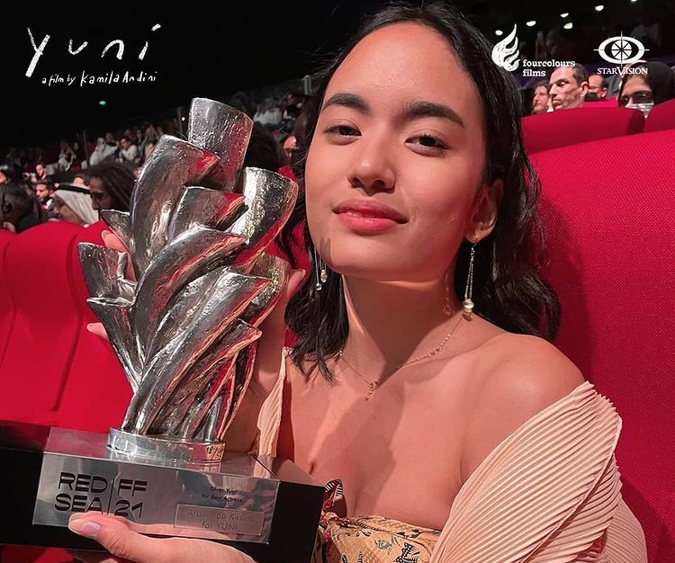 Aktris Arawinda Kirana memenangkan Silver Yusr Award kategori Best Actress Red Sea International Film Festival 2021. 