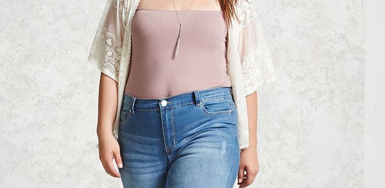 Bagi perempuan, memiliki perut buncit kerap membuat bingung dalam memilih pakaian. Simak tips fashion untuk menutupi perut buncit. 