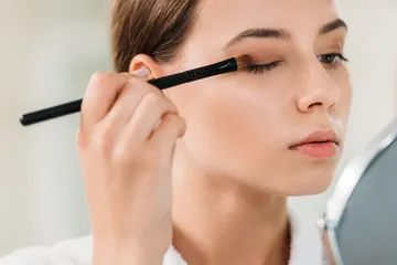 Ilustrasi memakai eyeshadow