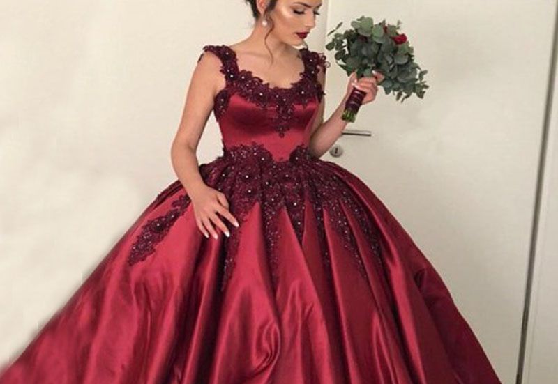 Bosan dengan gaun pernikahan warna putih, 5 gaun berwarna red wine ini bisa menjadi inspirasi bagi kawan puan!