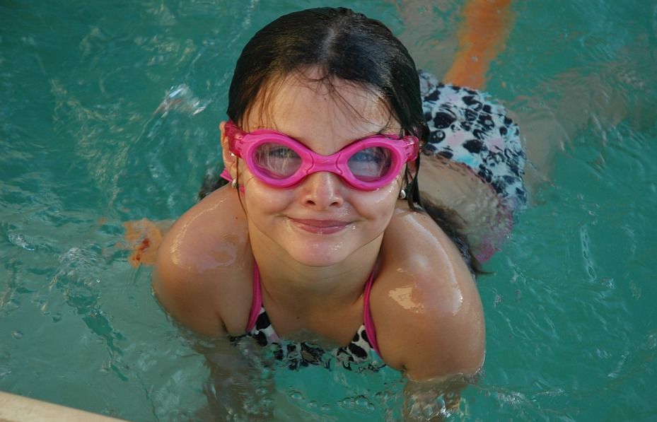 Si Kecil mulai memasuki usia batita, nah nggak ada salahnya nih Kawan Puan mengajak ia berenang. Tapi simak tips berikut