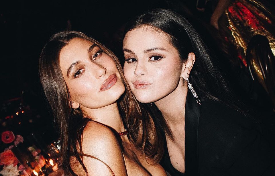 Penyanyi Selena Gomez angkat bicara terkait ujaran kebencian dan ancaman pembunuhan yang dialami Hailey Bieber.