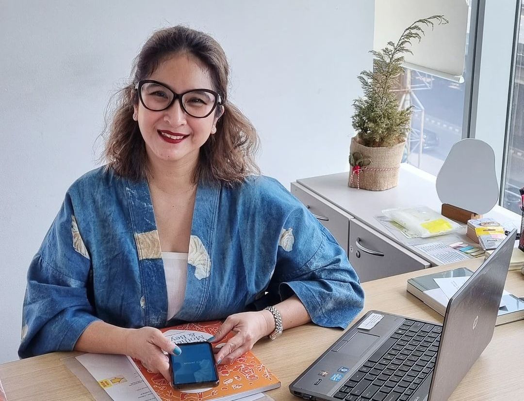 Awali karier sebagai presenter berkat pemilihan gadis sampul, ini kisah career shifting Novita Angie yang kini jadi Pemred di media ibu dan anak.