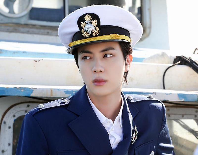 Foto Jin BTS di tempat wajib militer terbaru telah dirilis, ARMY bangga sang vokalis jadi komandan unit.