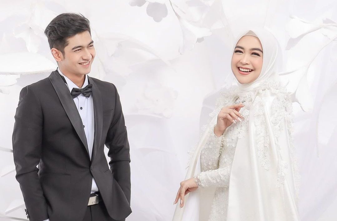 Bak putri dan pangeran kerajaan, Ria Ricis berdansa dengan Teuku Ryan mengenakan gaun yang menyala dalam kegelapan. Intip momennya yu