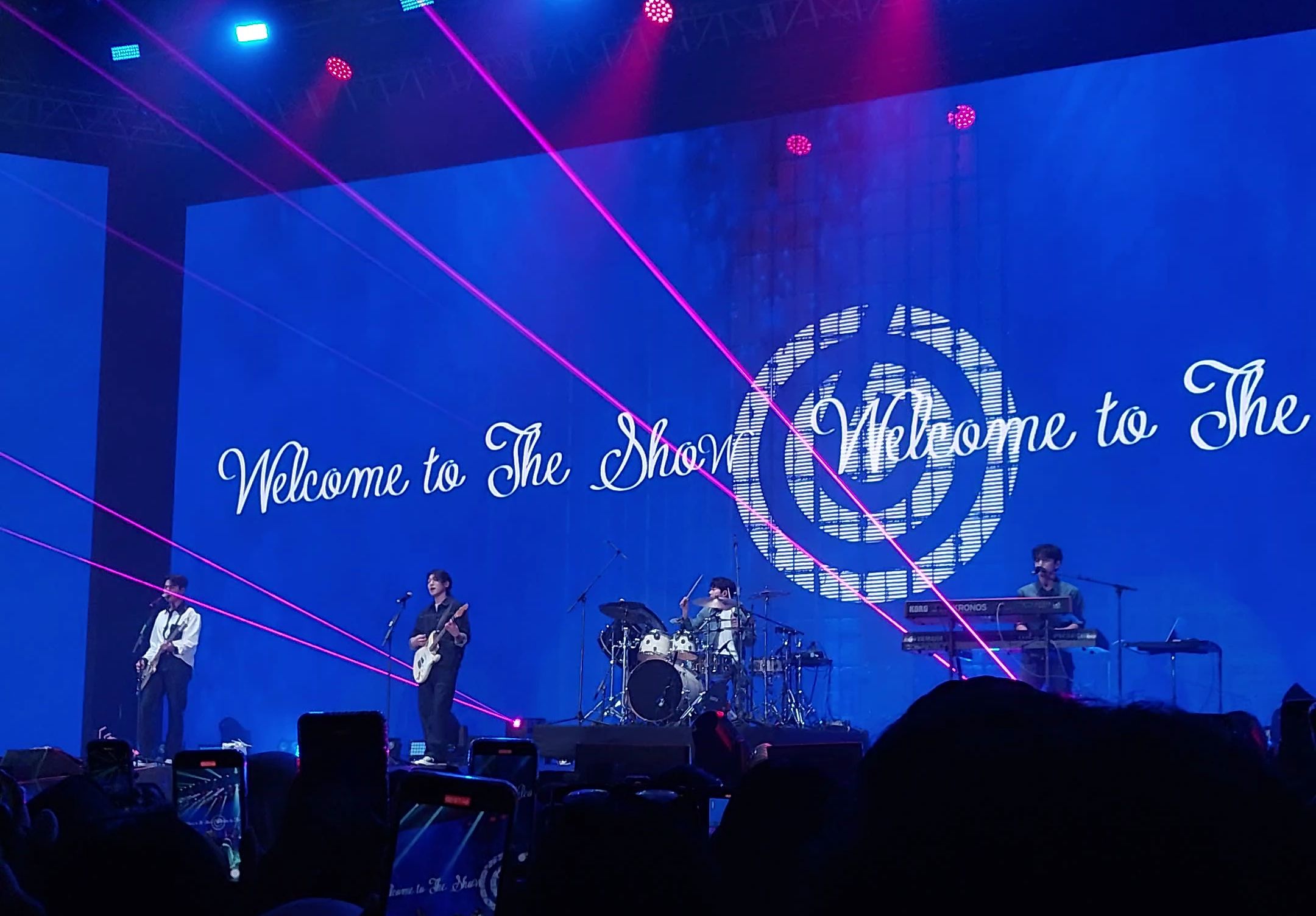 Digelar di Beach City International Stadium, Ancol, intip deretan keseruan konser Saranghaeyo Indonesia (SHI) 2024, ada DAY6 yang ajak fans karaoke.