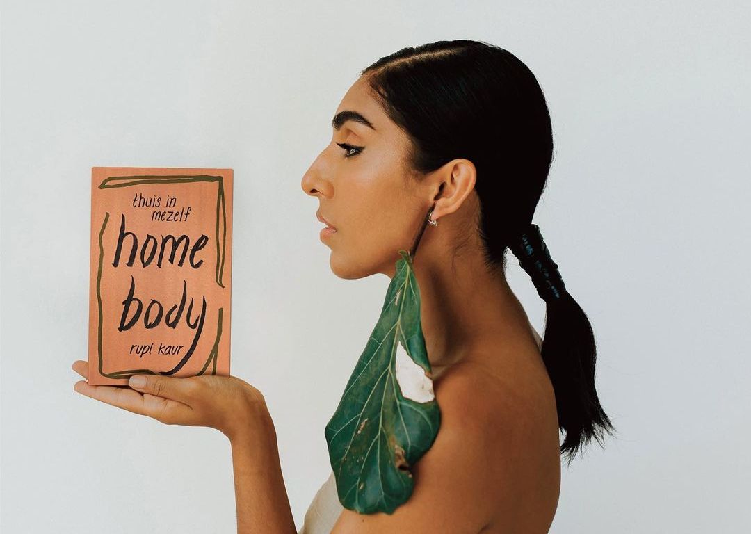 Kawan Puan, melalui buku Home Body ini, Rupi Kaur mengajak pembaca untuk kembali menemukan diri sendiri dan hidup lebih berkesadaran.