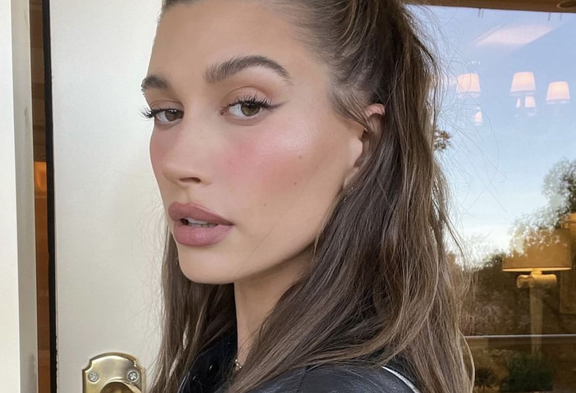 Hailey Bieber klarifikasi soal tuduhan merebut Justin Bieber dari Selena Gomez dalam podcast Call Her Daddy.