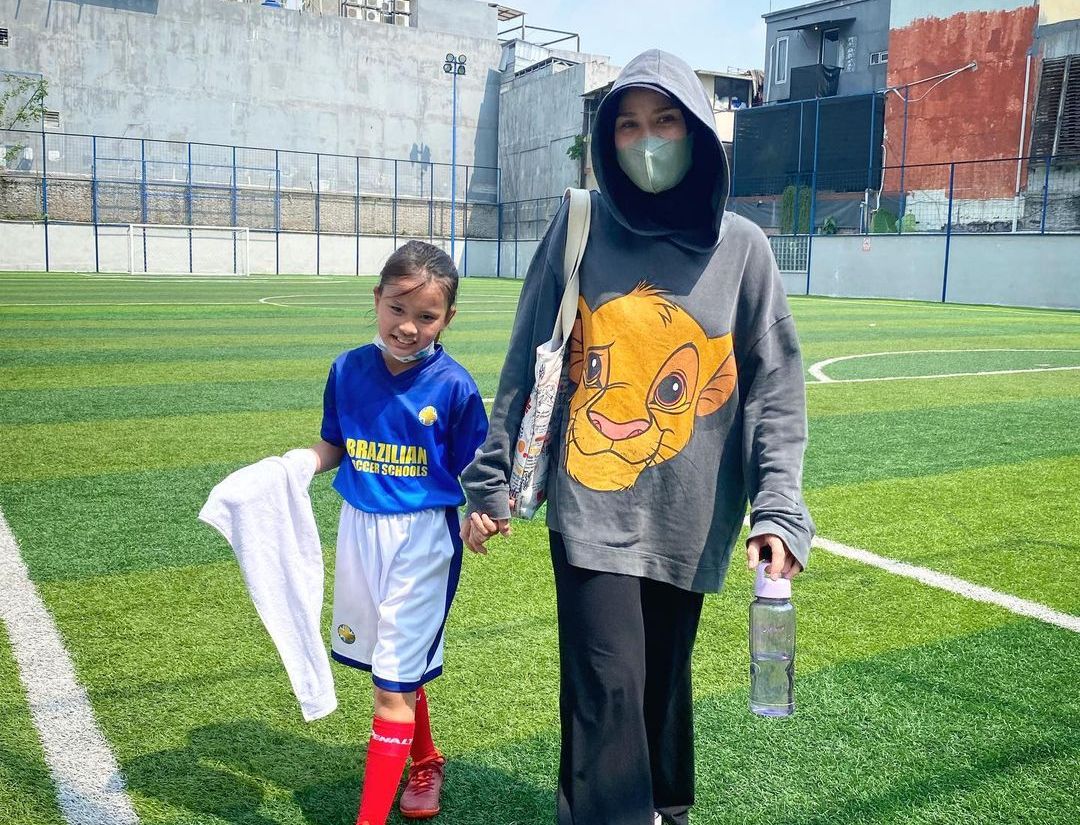 Intip cerita Zaskia Adya Mecca dukung sang putri masuk ke akademi sepak bola, sebut tidak ada batasan gender untuk olahraga.