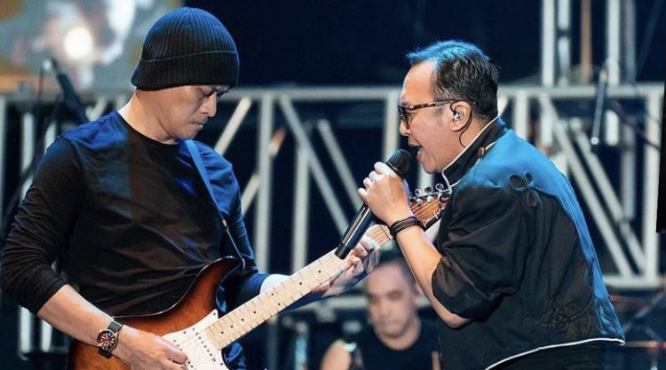 Konser Dewa 19 di  Jakarta berlangsung sangat meriah hingga dihadiri Iriana Jokowi. Uniknya, sang Ibu Negara minta Ari Lassi bawakan lagu ini.
