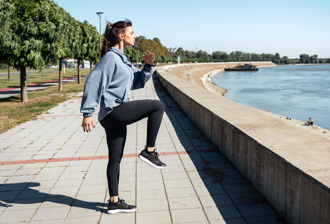 High knees termasuk bagian dari latihan kardio yang memiliki berbagai manfaat kesehatan untuk tubuh. Yuk, cari tahu manfaatnya!