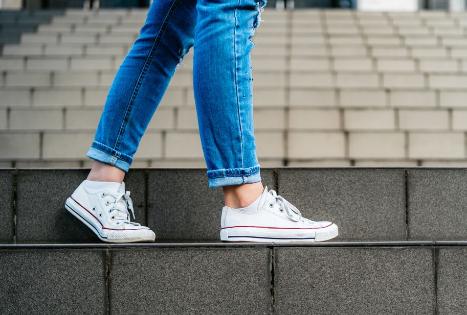 Simak 5 rekomendasi sneakers untuk outfit ke kantor yang sederhana namun tetap sopan bagi anak magang kerja di perusahaan.