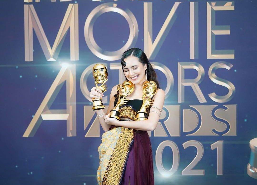 Beby Tsabina raih penghargaan di Indonesian Movie Actors Awards 2021. Berikut karakter perempuan yang ia perankan dalam film dan series.