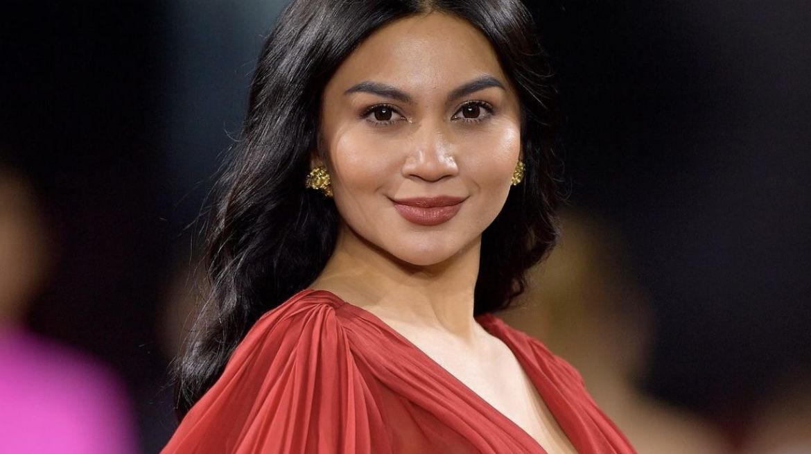 Ariel Tatum tampil memukau saat melenggang di Paris Fashion Week 2023 (PFW) baru-baru ini. Yuk, intip gayanya berikut ini!