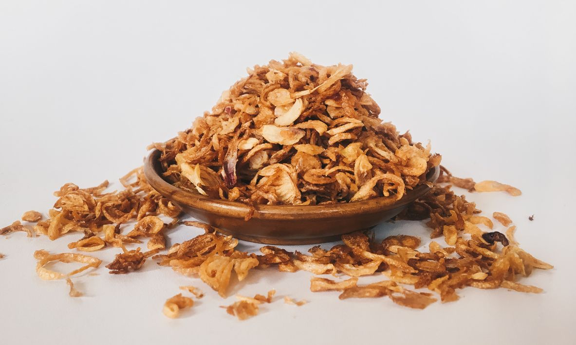 Agar tidak cepat gosong atau justru berakhir lembek, cobalah 5 tips memasak cepat bawang merah goreng ini. Yuk, simak!
