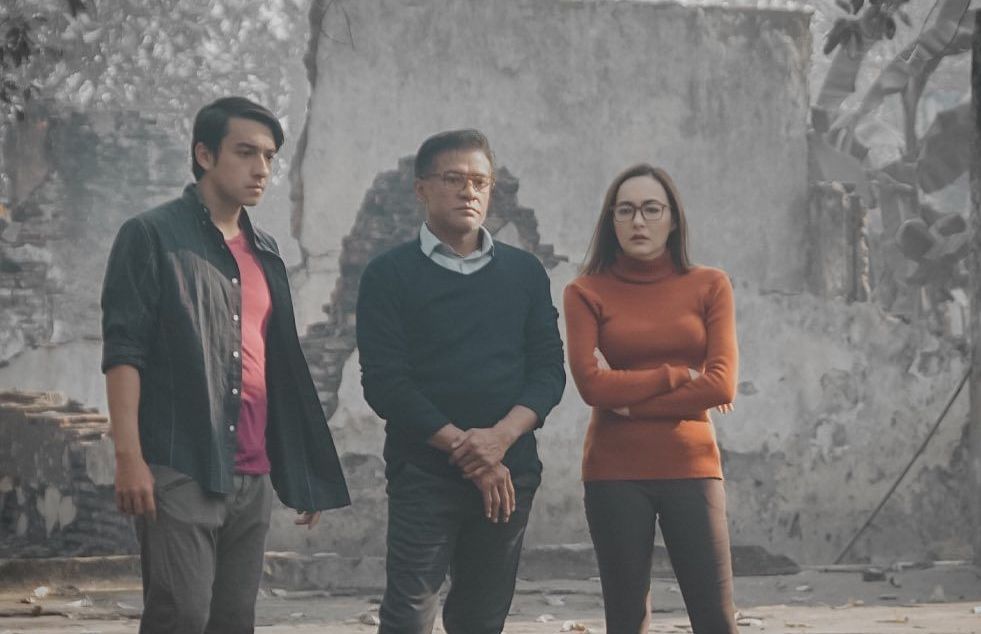 Sedang tayang di bioskop, berikut ini sinopsis film Kutukan Peti Mati yang diadaptasi dari novel populer.