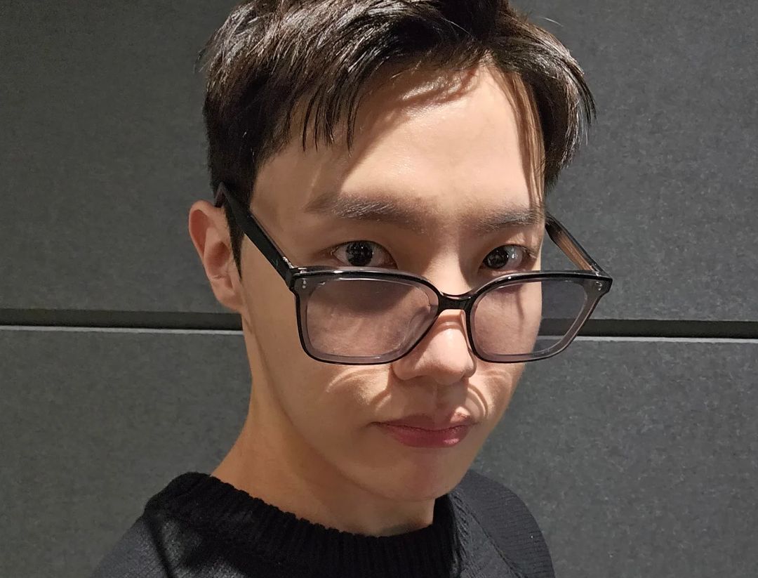 Intip momen member BTS mengantar J-Hope untuk jalani dinas militer. Ada jin yang menggunakan seragam militer.