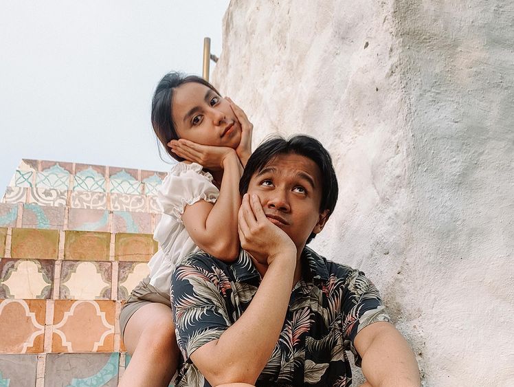 Clairine Clay dan Joshua Suherman telah menikah pada Rabu (22/12/2021). Ternyata, kisah cinta Clairine dan Jojo berawal dari meme, lho.