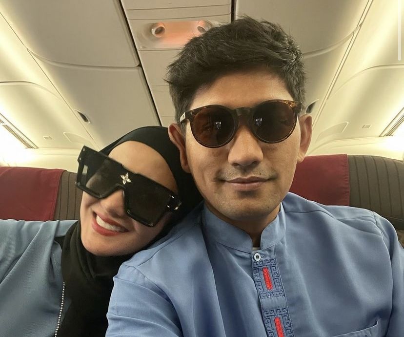 Intip momen bahagia pasangan Ririn Ekawati dan Ibnu Jamil jalani ibadah umrah di bulan Ramadan 2022 bersama.