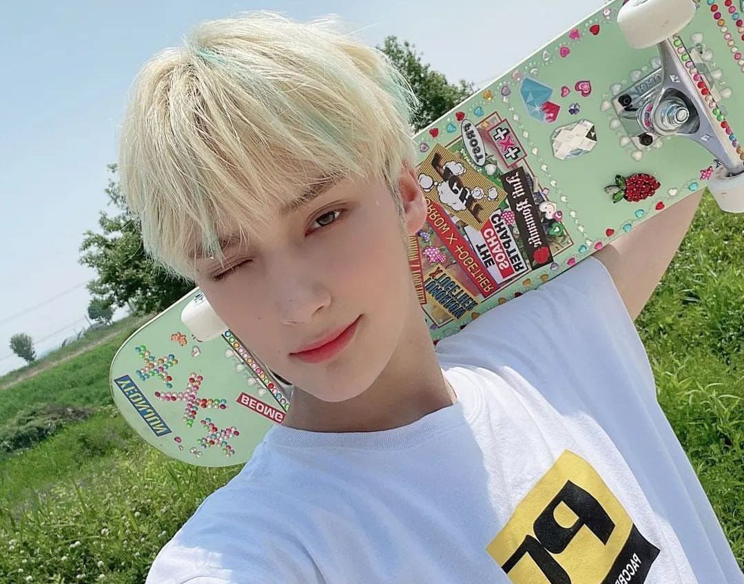 Cover lagu Sk8er Boi milik Avril Lavigne, anggota boyband TXT, Huening Kai, terima pujian dari penyanyi aslinya. 
