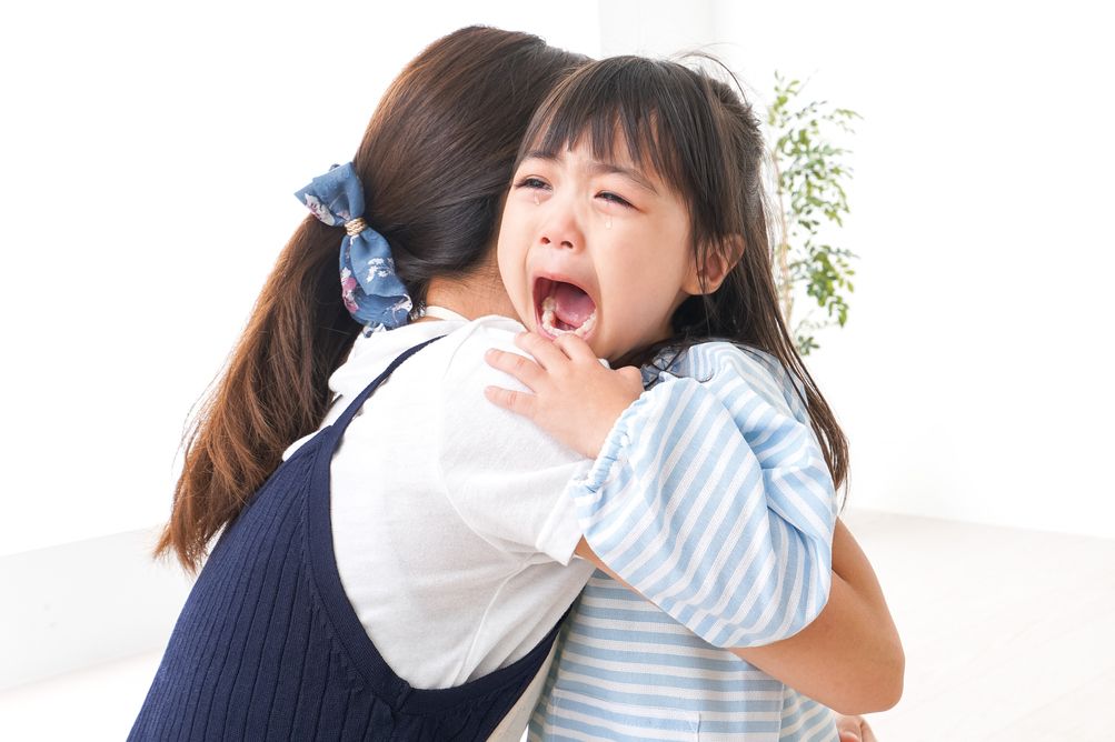 Cara mengatasi anak tantrum. Tetaplah tenang dan ajarkan anak cara mengomunikasikan kebutuhannya. Seperti apa?
