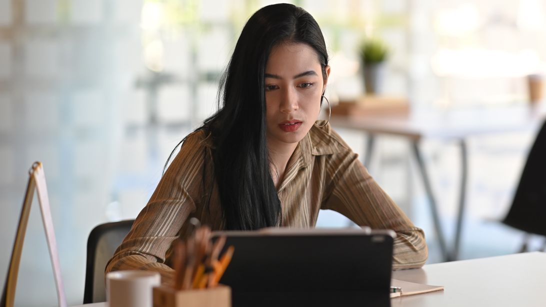 Surat lamaran kerja dalam bahasa Inggris bisa dibuat menggunakan cover letter builder. Begini caranya!