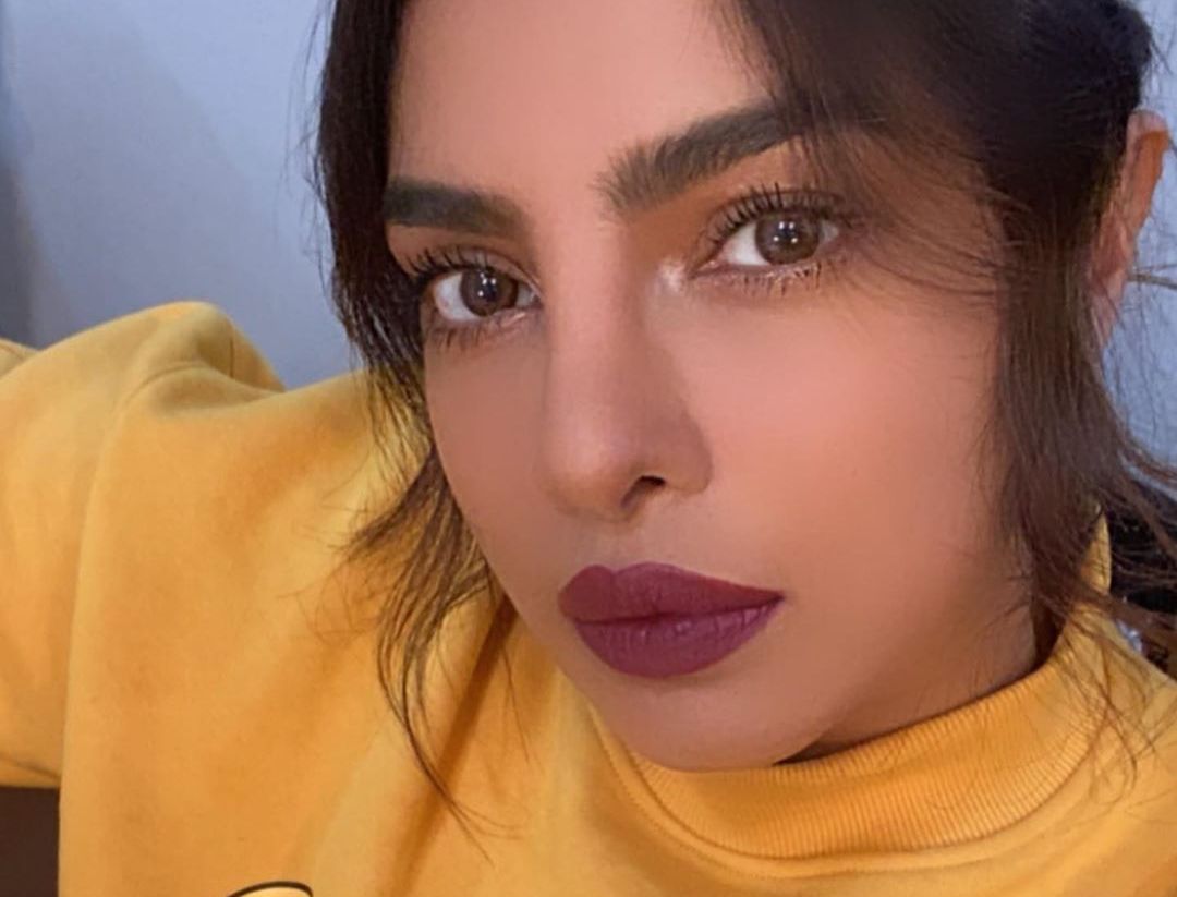 Nah, ngomong-ngmong soal perawatan bibir, Kawan Puan bisa loh menyontek tips dari Priyanka Chopra.