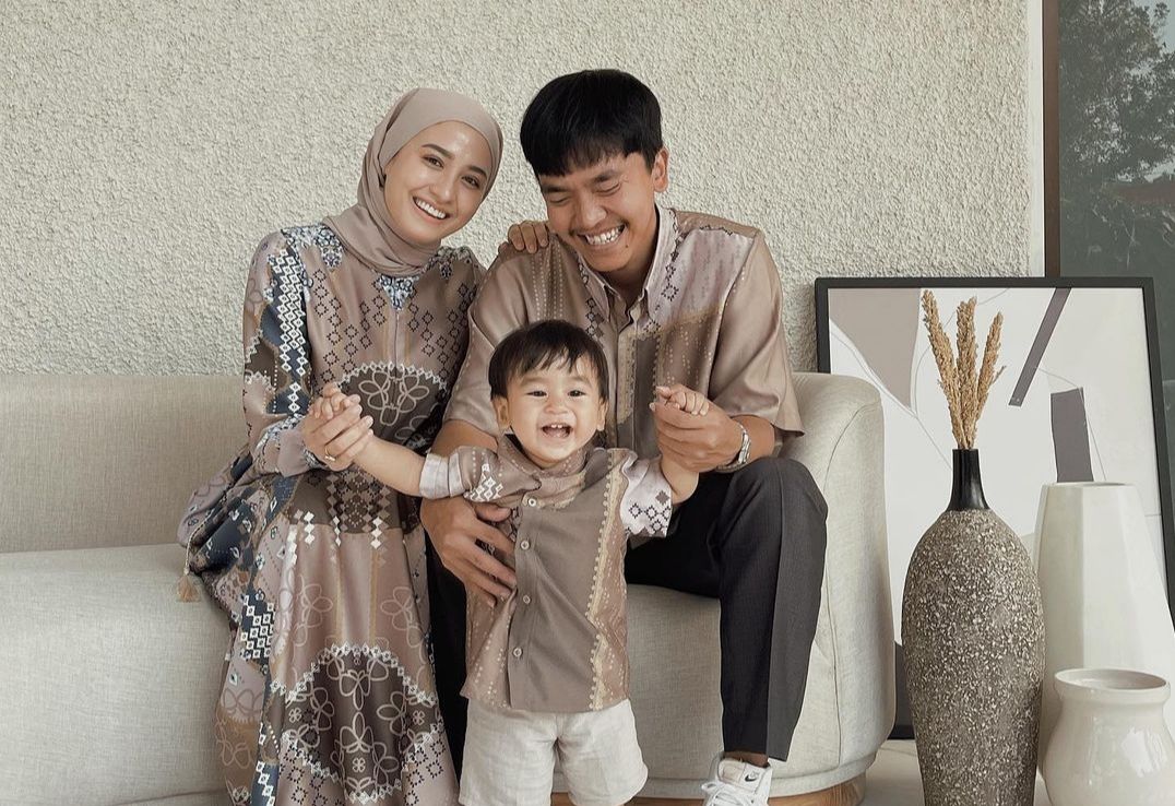 Rekomendasi baju sarimbit Lebaran dengan rating tertinggi di Shopee yang tersedia untuk anggota keluarga.