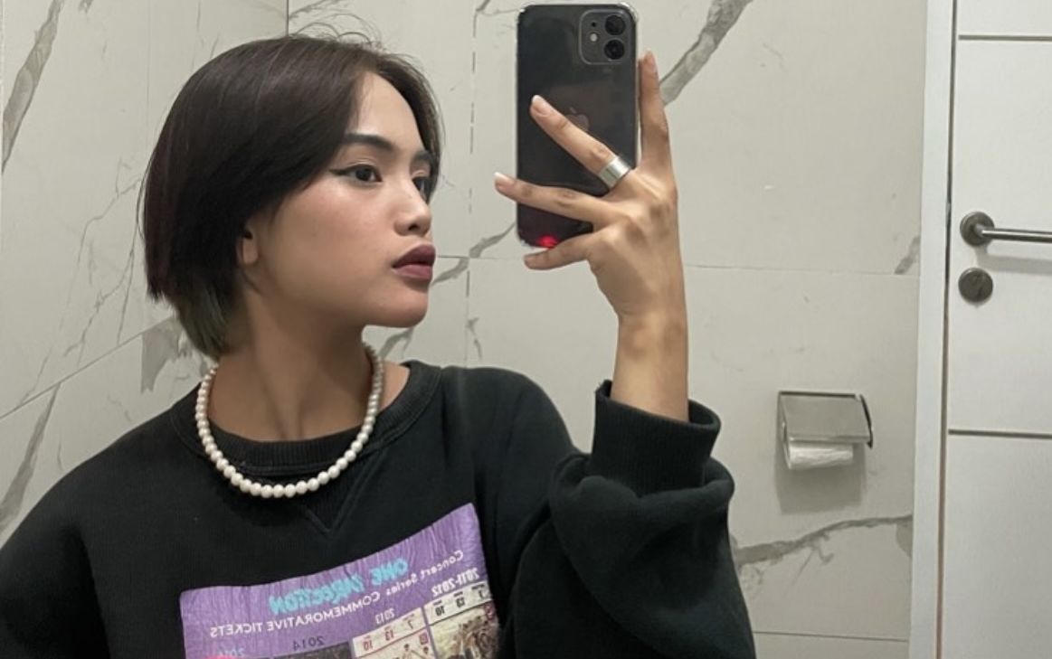 Gaya Jeje, salah satu TikToker yang ramai karena Citayam Fashion Week, tengah menjadi sorotan. Yuk, intip gayanya berikut ini!