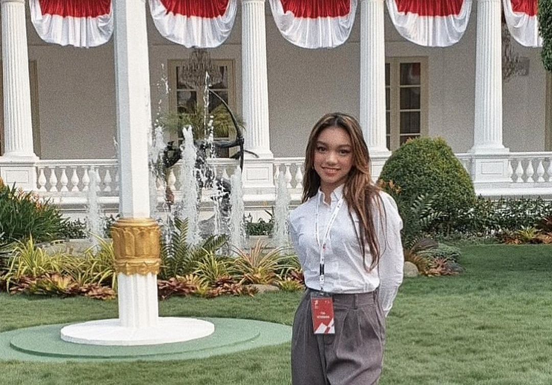 Penyanyi muda Naura Ayu tampil di Upacara Penurunan Bendera Merah Putih dalamr angka HUT ke-77 RI di Istana Merdeka.