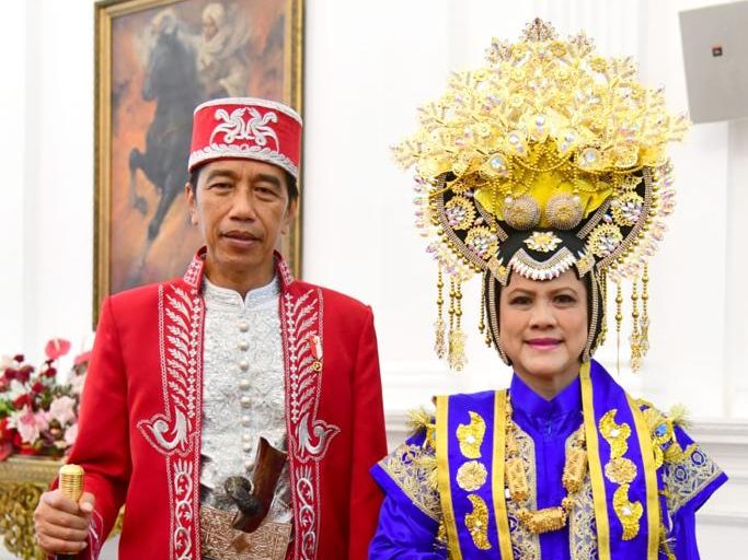 Simak ulasan Berita Terpopuler hari ini. Mulai dari deretan baju adat yang dipakai Iriana Jokowi hingga baju kondangan pakai kebaya ala Dian Sastro!