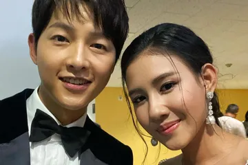 Song Joong Ki dan Shenina Cinnamon dalam Busan International film festival 2021.