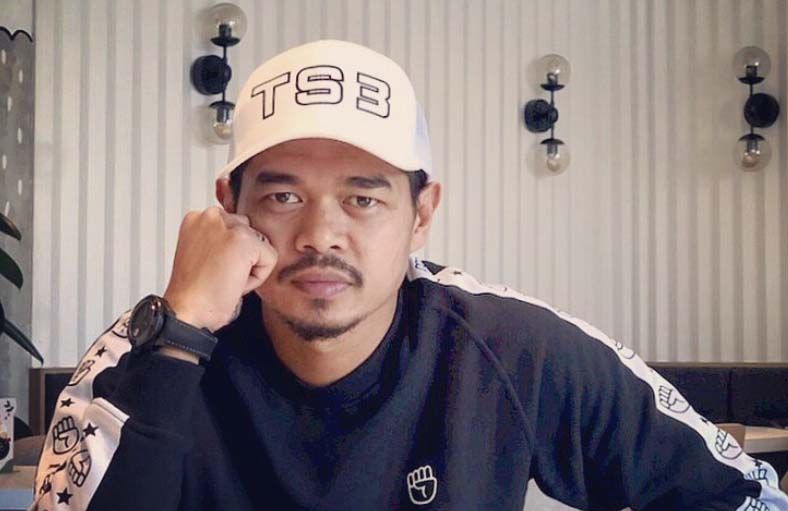 Nama Pamungkas dimiliki oleh Bambang Pamungkas dan musisi Pamungkas. Lantas bagaimana jika Bambang Pamungkas menyanyikan lagu Pamungkas? 