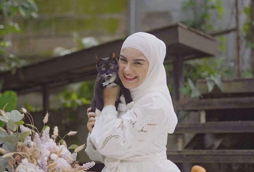 Irish Bella baru saja melahirkan anak perempuan. Intip potretnya bersama sang ayah, Ammar Zoni yuk Kawan Puan
