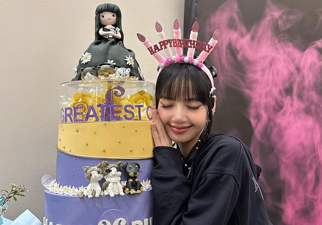 Merayakan ulang tahun ke-26 bertepatan saat menggelar tur konser BLACKPINK BORN PINK di Manila, Lisa BLACKPINK dapat kejutan istimewa dari BLINK.