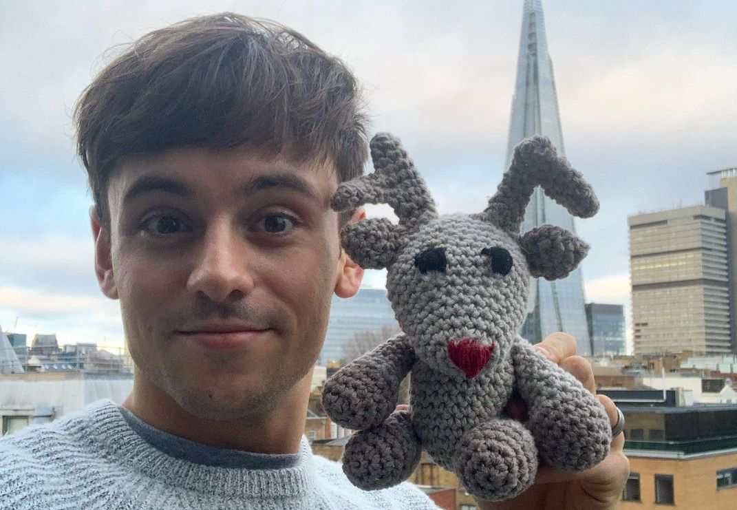 Hobi imut Tom Daley yang suka merajut ternyata menyimpan manfaat tersebunyi bagi kesehatan mental. Bahkan bisa menghilangkan stres!