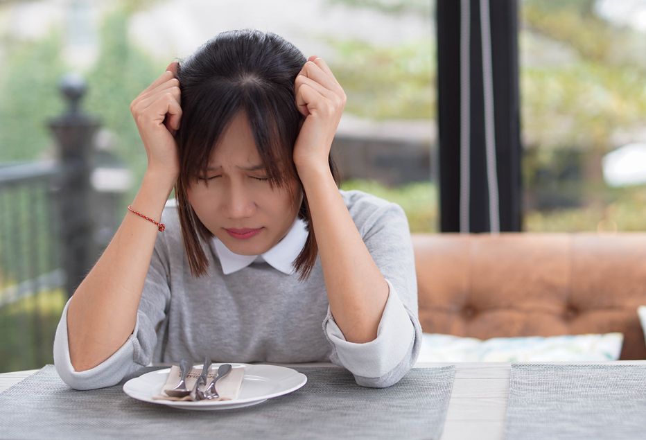Mengonsumsi benda bukan makanan merupakan tanda gangguan makan Pica. Simak, berikut gejala dan penyebabnya!