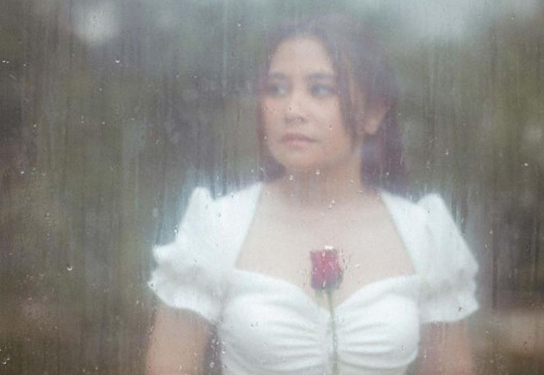 Sukses bikin netizen baper, ini makna lirik lagu Dear Love, single terbaru dari aktris Prilly Latuconsina.