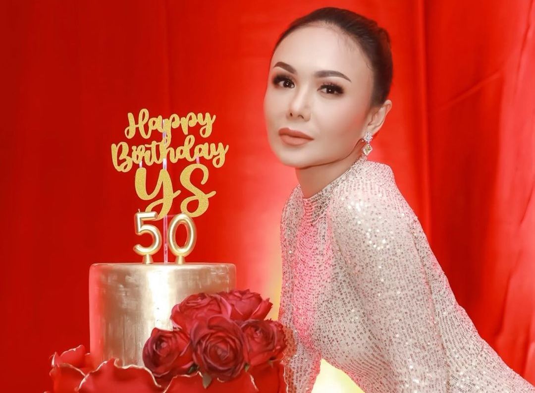 Yuni Shara tampak awet muda dan bahagia di usia 50-an. Benarkah perempuan paruh baya akan lebih bahagia hidup tanpa pasangan?